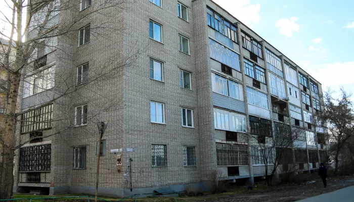 Жители пятиэтажки в центре Барнаула несколько лет не могут добиться капремонта кровли