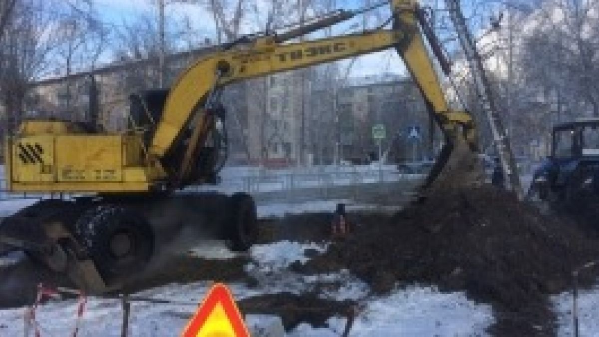 Более 20 человек устраняют коммунальную аварию в Барнауле