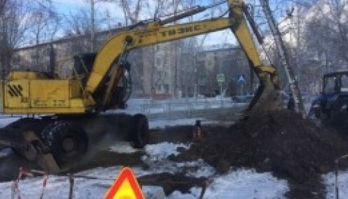 Более 20 человек устраняют коммунальную аварию в Барнауле