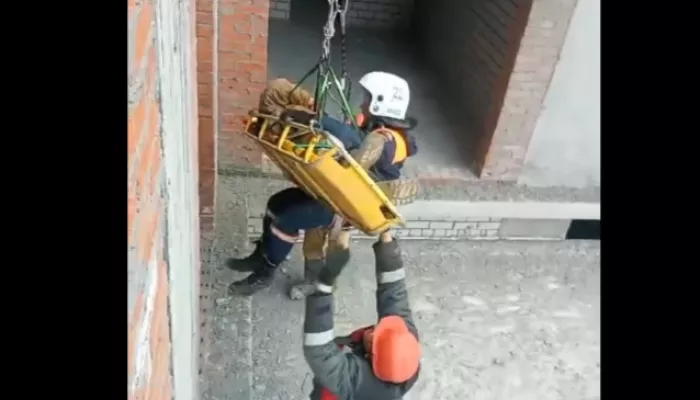 В Новосибирске 62-летнего рабочего эвакуировали со стройки на тросах