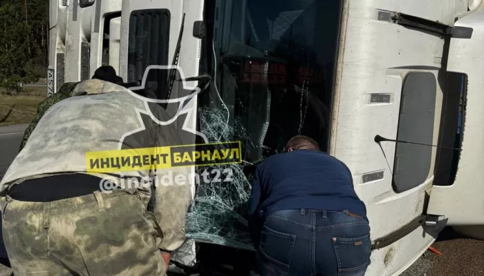 В Алтайском крае очевидцы вытащили водителя из перевернувшейся фуры