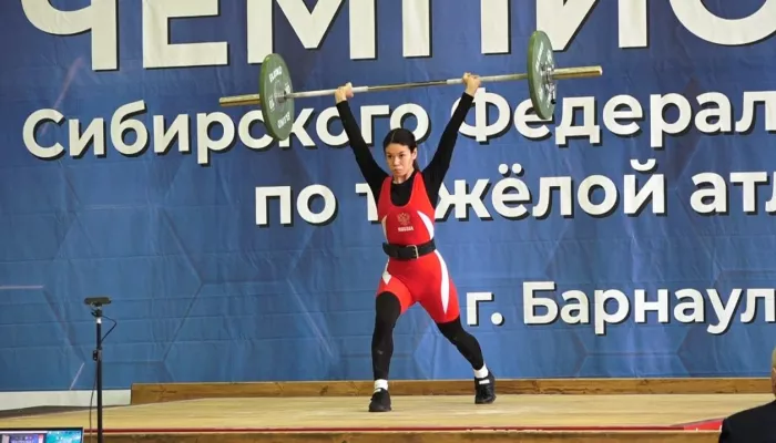 200 спортсменов борются за медали в чемпионате России по тяжелой атлетике