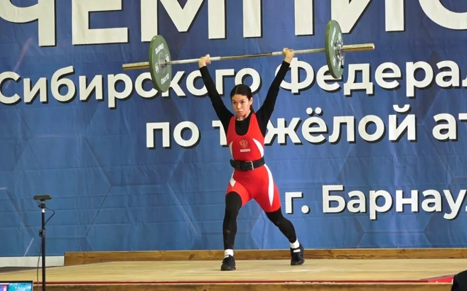200 спортсменов борются за медали в чемпионате России по тяжелой атлетике