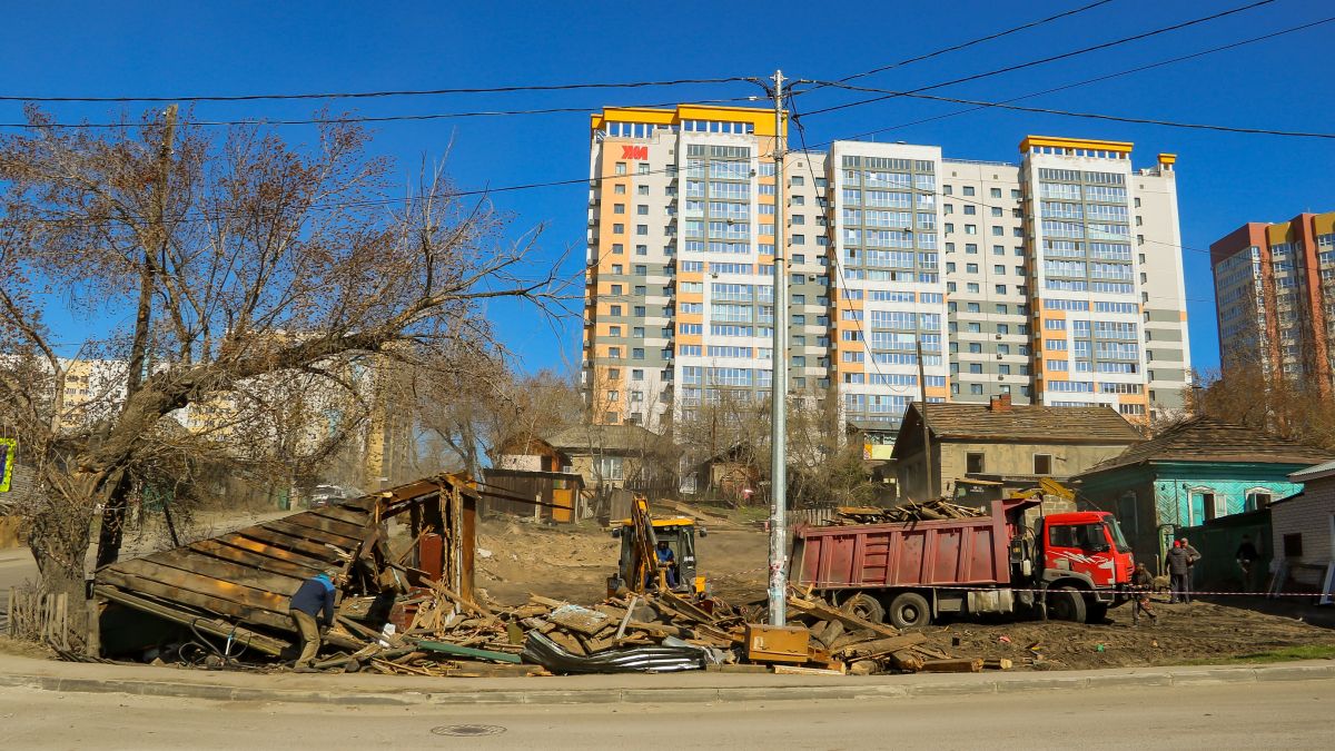 Снос частных домов на пересечении переулка Ядринцева и улицы Папанинцев. Апрель 2024 года
