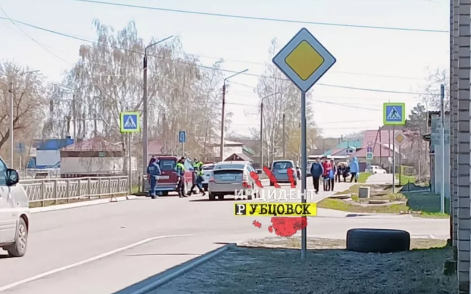 В Рубцовске минивэн сбил 12-летнего ребенка на самокате