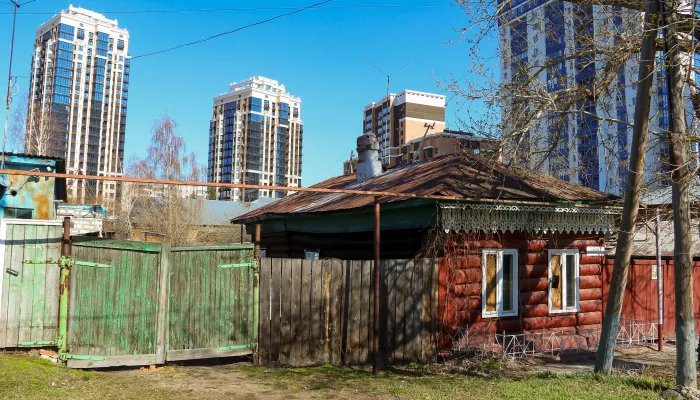 Соседство дерева и камня: как выглядит место будущей застройки в центре Барнаула