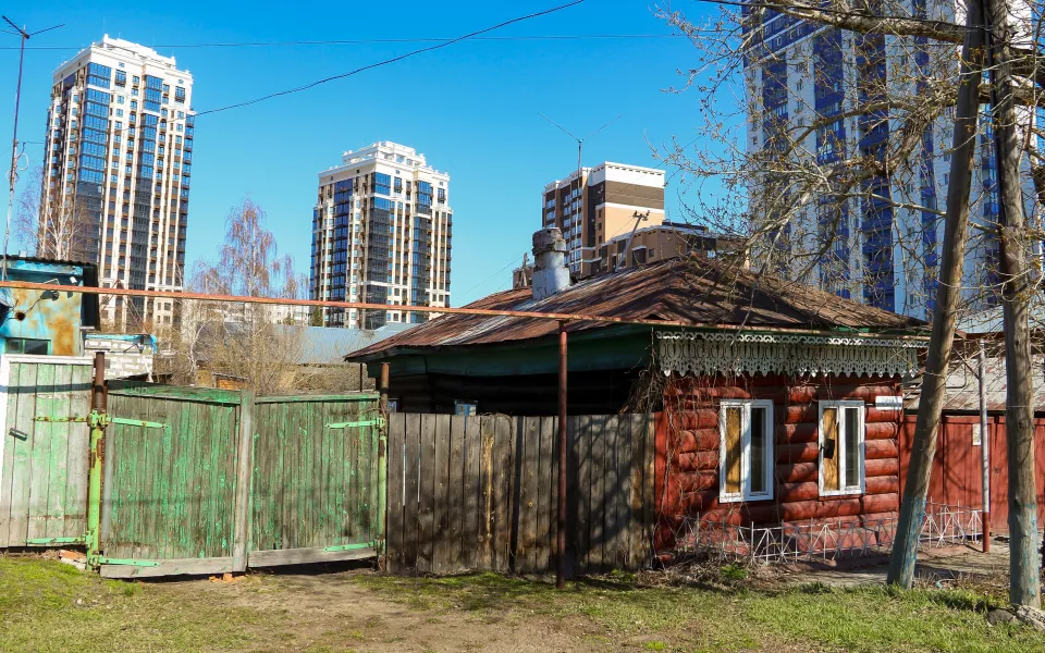 Соседство дерева и камня: как выглядит место будущей застройки в центре Барнаула