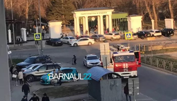 Очевидцы: в Барнауле BMW уходил от погони и попал в ДТП