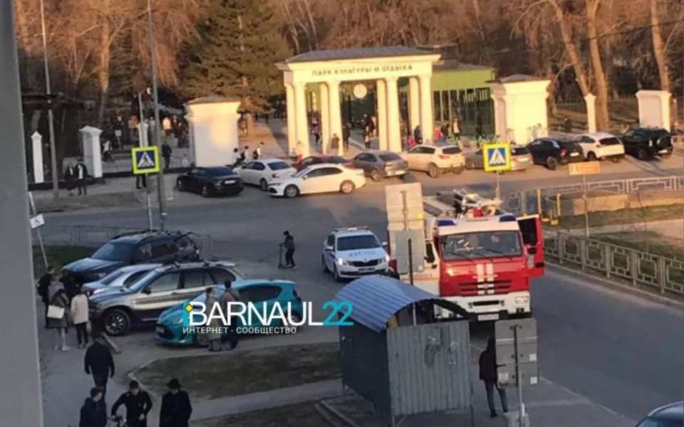 Очевидцы: в Барнауле BMW уходил от погони и попал в ДТП