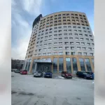 В Барнауле за 22 млн продают белоснежную квартиру с душевой у окна