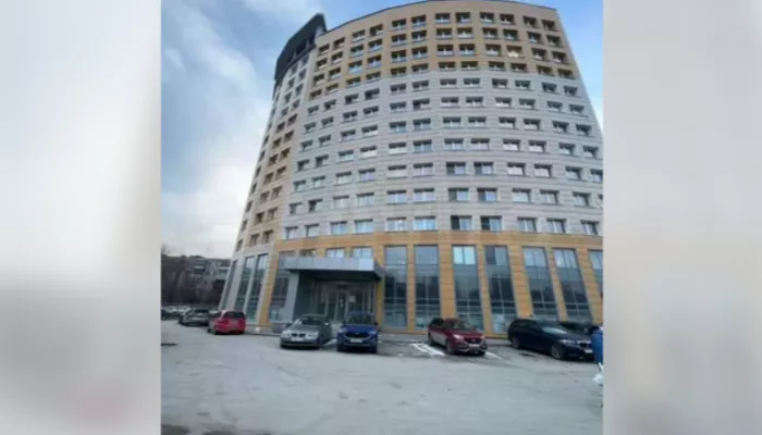 В Барнауле за 22 млн продают белоснежную квартиру с душевой у окна