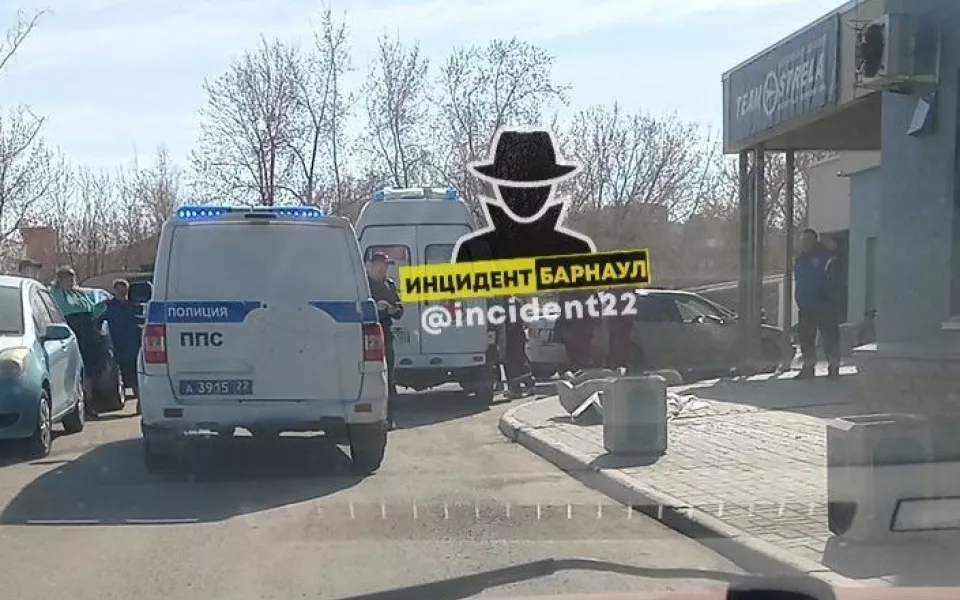 Соцсети: в Барнауле из окна многоэтажки выпал человек