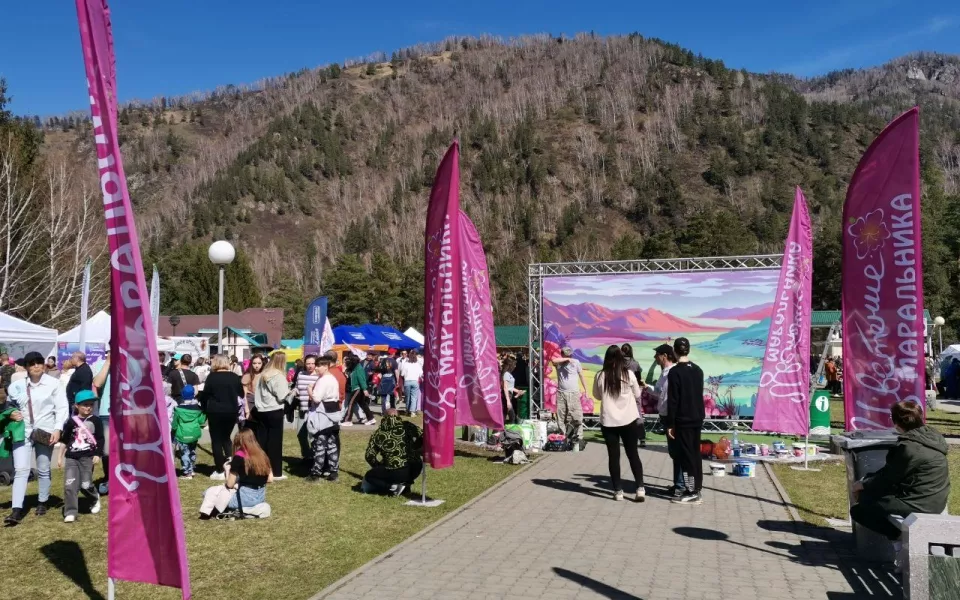 Граффити  фотозона и барабанное шоу: на Алтае прошел фестиваль Цветение маральника