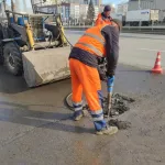 Во всех районах Барнаула идет ремонт дорог горячим асфальтом
