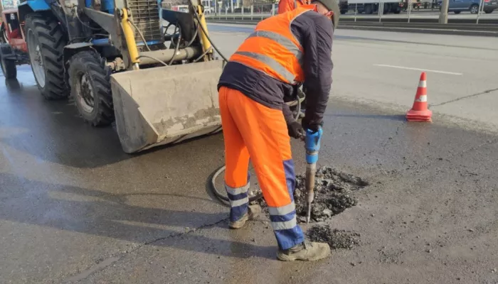 Во всех районах Барнаула идет ремонт дорог горячим асфальтом
