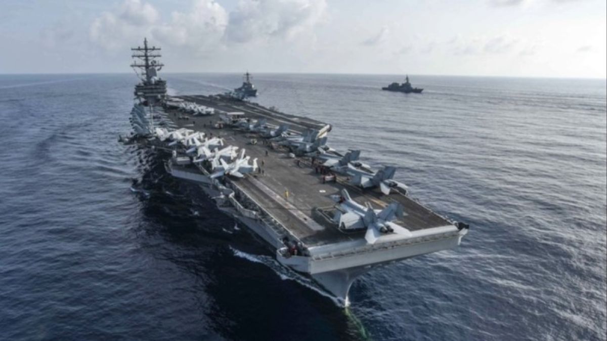 Военный истребитель США разбился над Филиппинским морем