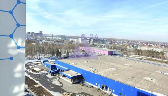 В Барнауле за 8 млн рублей продают квартиру с большими окнами в современном ЖК