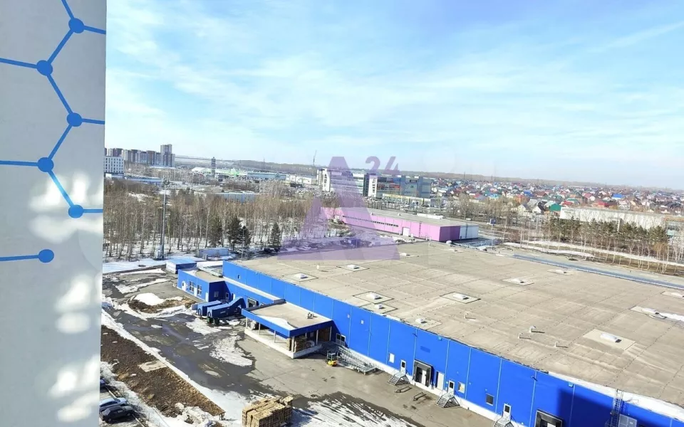В Барнауле за 8 млн рублей продают квартиру с большими окнами в современном ЖК