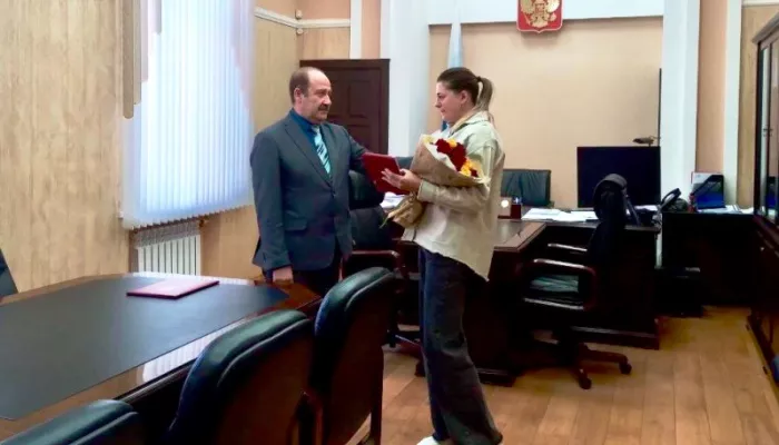 Мэр Рубцовска передал государственные награды супруге погибшего росгвардейца