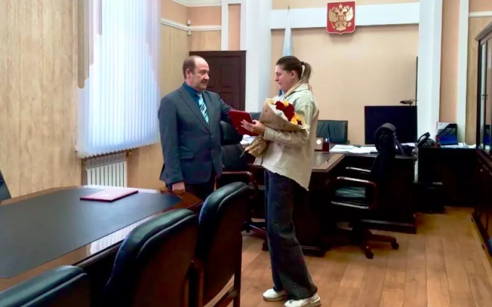 Мэр Рубцовска передал государственные награды супруге погибшего росгвардейца