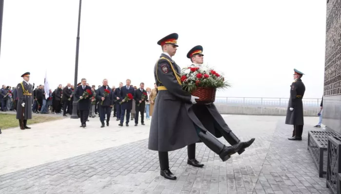 В Барнауле возложили цветы к стеле Город трудовой доблести. Фото