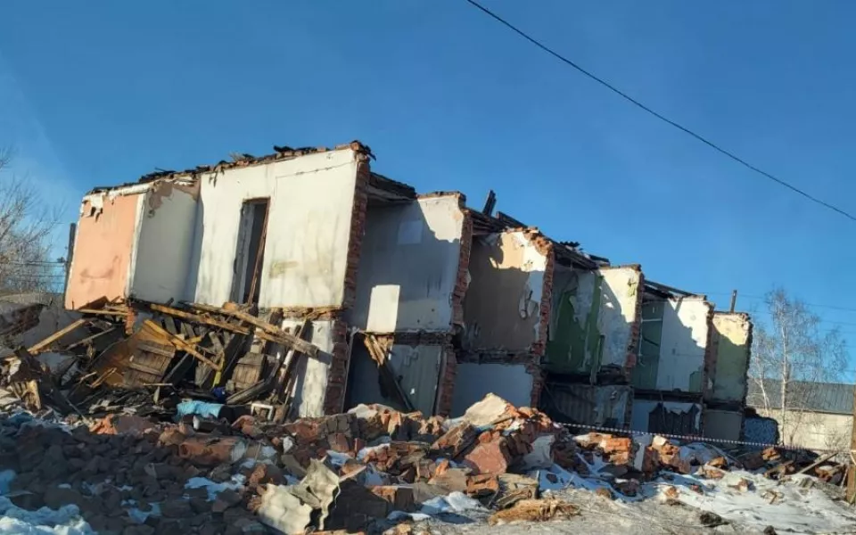 В Барнауле снесли аварийную двухэтажку на улице Рылеева
