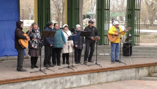 Барнаульцы спели бардовские песни на праздник Первомая