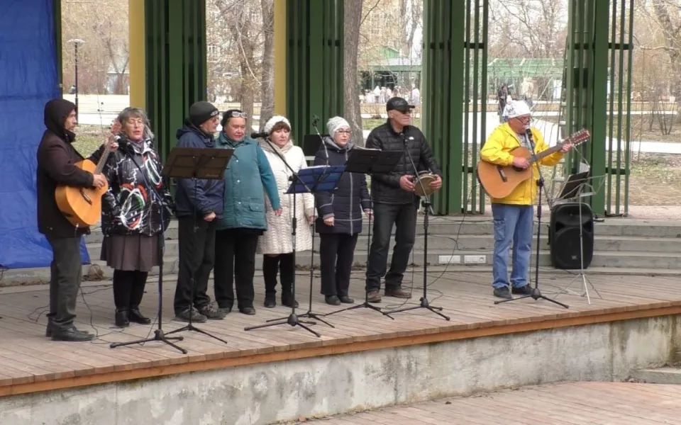 Барнаульцы спели бардовские песни на праздник Первомая