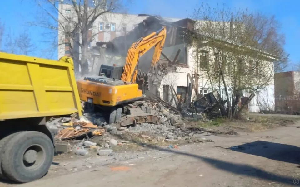 В Барнауле сносят аварийный дом на ул. Северо-Западной