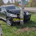 В алтайском селе обнаружили разбитый о дерево Porsche
