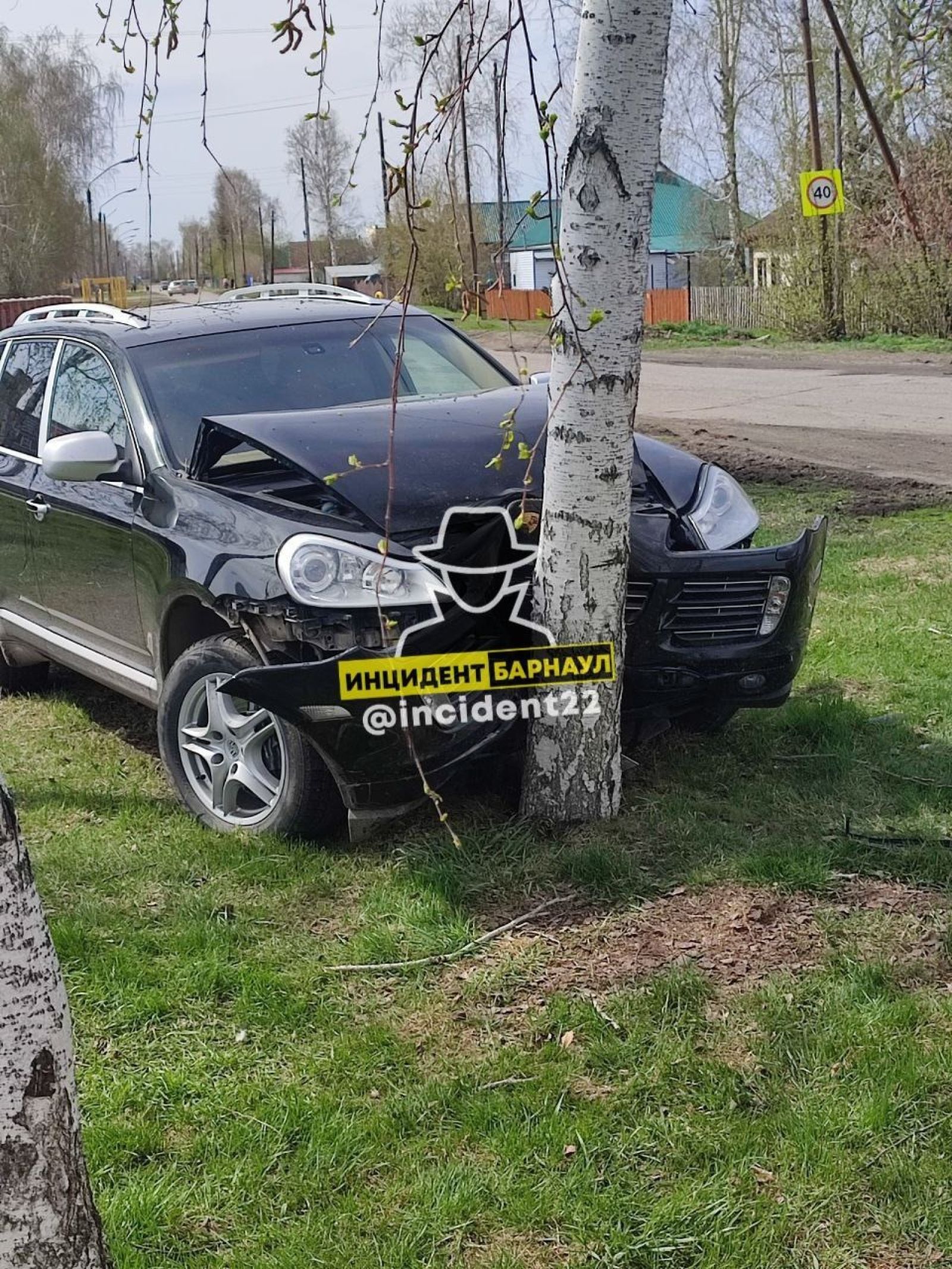 В алтайском селе Калманка обнаружили разбитый об дерево Porsche - Толк  05.05.2024