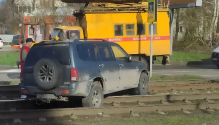 В Барнауле внедорожник вылетел на трамвайные пути и заблокировал движение