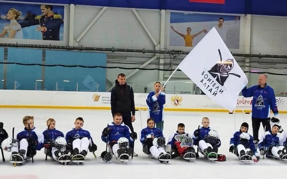 Александр Терентьев помог алтайским ВОИтелям побывать на фестивале адаптивного хоккея