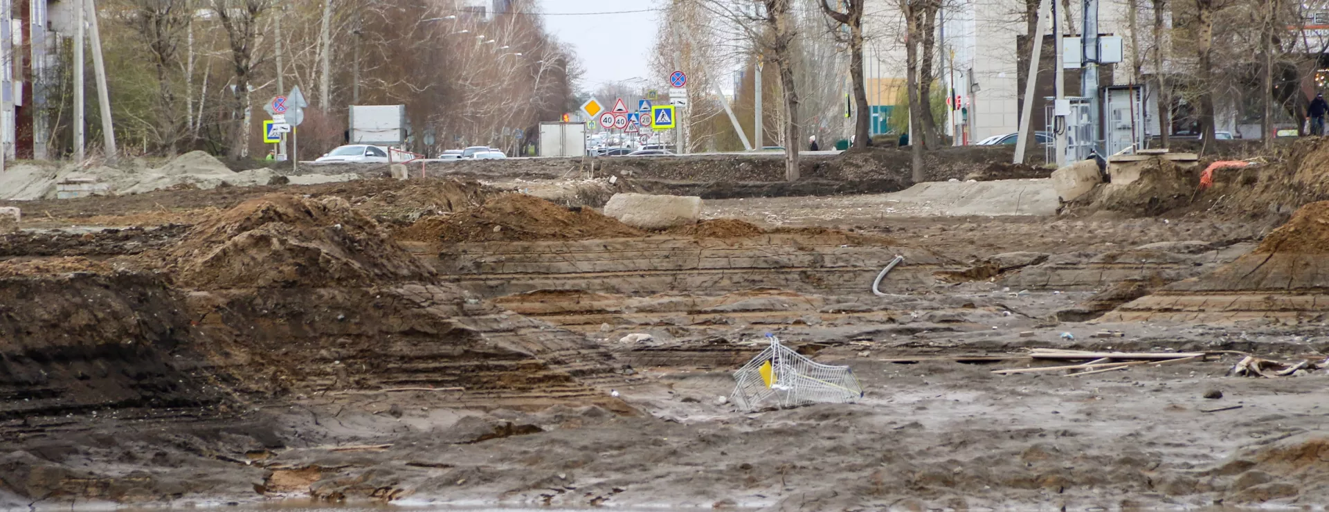 740 метров и четыре полосы: как в спальном районе Барнаула строят новую дорогу. Фото