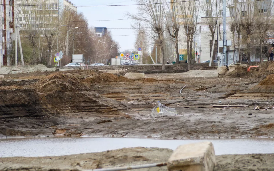 740 метров и четыре полосы: как в спальном районе Барнаула строят новую дорогу. Фото