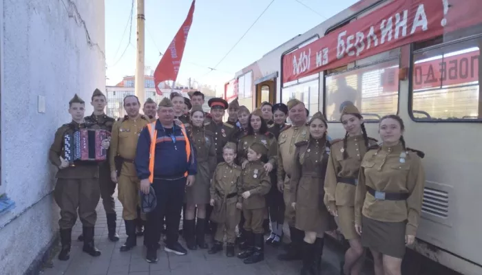 В Барнауле 7 мая по улицам города пустили Трамвай Победы. Фото