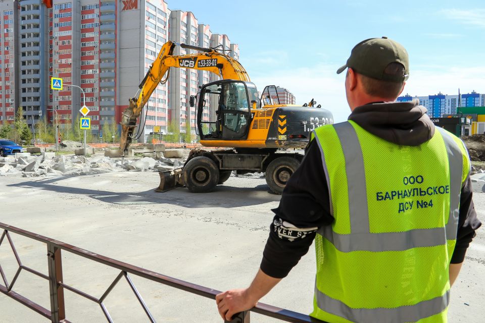Начало строительства новой дороги на улице Сергея Семенова в Барнауле. Май 2024 года