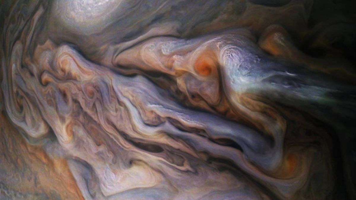 NASA показало "закрученные" облака на Юпитере 