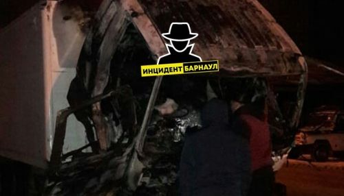 Фура сгорела поздним вечером 13 ноября в Барнауле