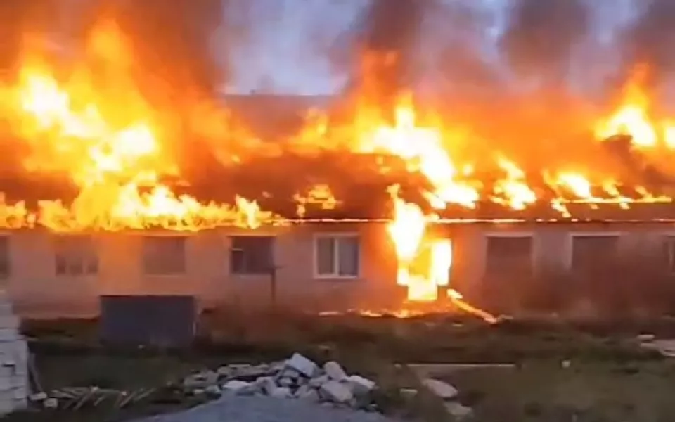 В алтайском селе крупный пожар уничтожил жилой барак