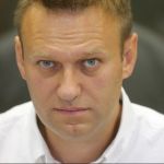 Навальному разрешили выезд за границу