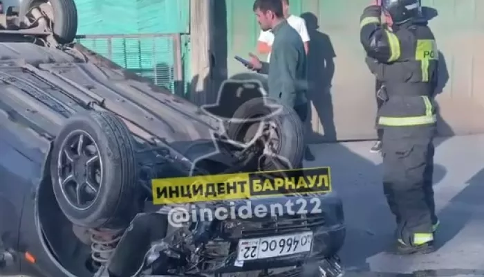 В Барнауле произошло очередное ДТП с приземлением на крышу