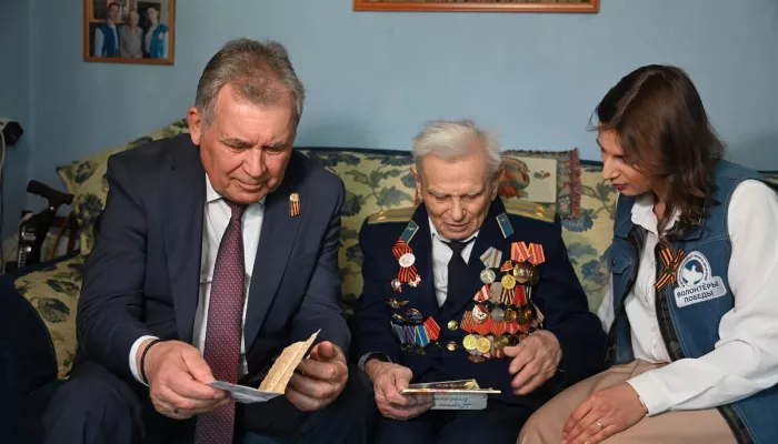Алтайские единороссы поздравили ветеранов с Днем Победы