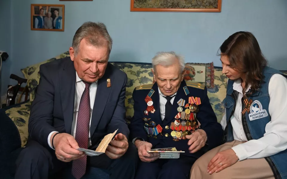 Алтайские единороссы поздравили ветеранов с Днем Победы