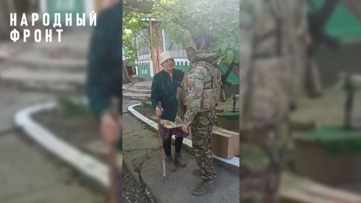 Алтайские бойцы тепло поздравили бабушку