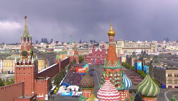 На Красной площади в Москве под майским снегом начался парад Победы