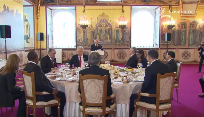 Кремль показал кадры президентского приема в честь Дня Победы