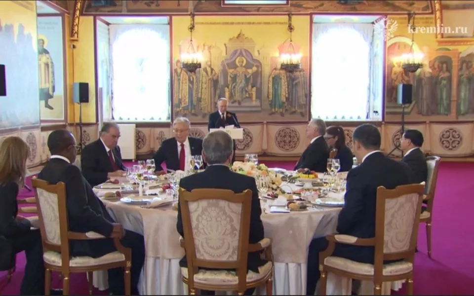 Кремль показал кадры президентского приема в честь Дня Победы
