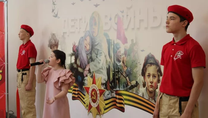 Лица героев: художники изобразили детей войны на стене барнаульской школы
