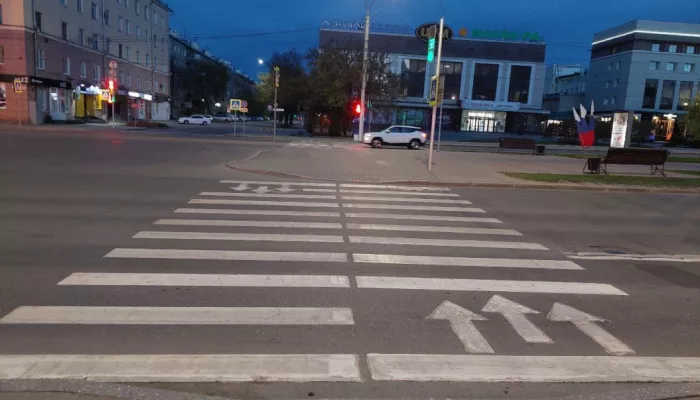 В Барнауле обновляют дорожную разметку в центре города и возле школ. Фото